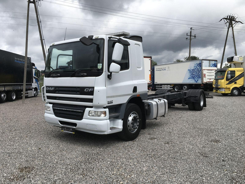 DAF CF 65.220 - Kamion sa golom šasijom i zatvorenom kabinom: slika 1 DAF CF 65.220 - Kamion sa golom šasijom i zatvorenom kabinom: slika 1