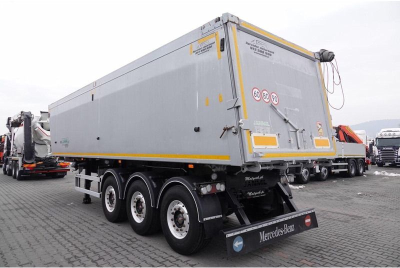 Janmil WYWROTKA / 42 m3 / TYŁ KLAPA / SAF / OŚ PODNOSZONA / ALUFELGI / - Poluprikolica istovarivača: slika 3 Janmil WYWROTKA / 42 m3 / TYŁ KLAPA / SAF / OŚ PODNOSZONA / ALUFELGI / - Poluprikolica istovarivača: slika 3