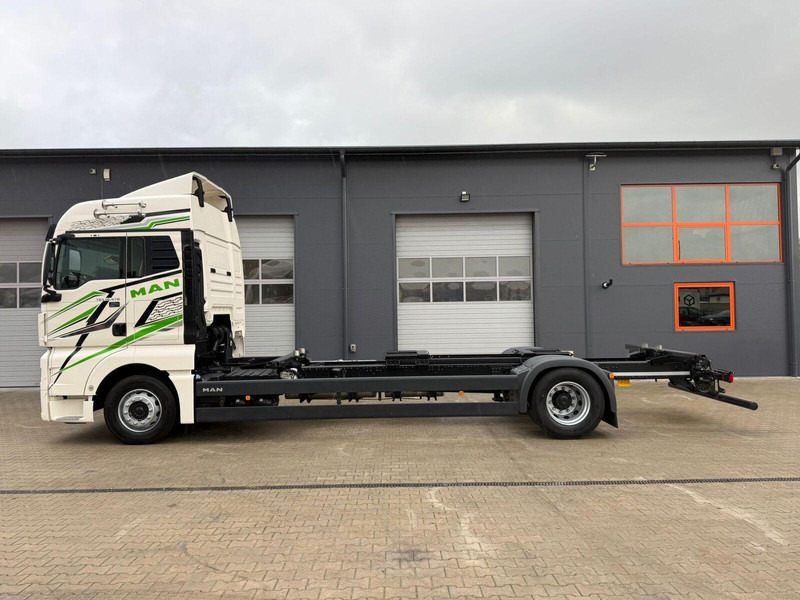 MAN TGX 18.470 // Przebieg 252 tyś. km !!! // Ciężarówka jak nowa // - Kamion sa golom šasijom i zatvorenom kabinom: slika 2 MAN TGX 18.470 // Przebieg 252 tyś. km !!! // Ciężarówka jak nowa // - Kamion sa golom šasijom i zatvorenom kabinom: slika 2