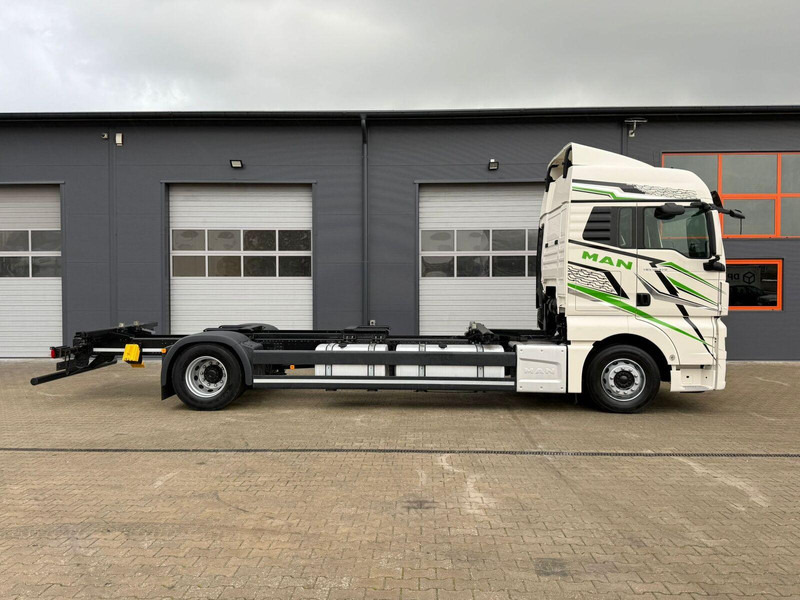 MAN TGX 18.470 // Przebieg 252 tyś. km !!! // Ciężarówka jak nowa // - Kamion sa golom šasijom i zatvorenom kabinom: slika 5 MAN TGX 18.470 // Przebieg 252 tyś. km !!! // Ciężarówka jak nowa // - Kamion sa golom šasijom i zatvorenom kabinom: slika 5