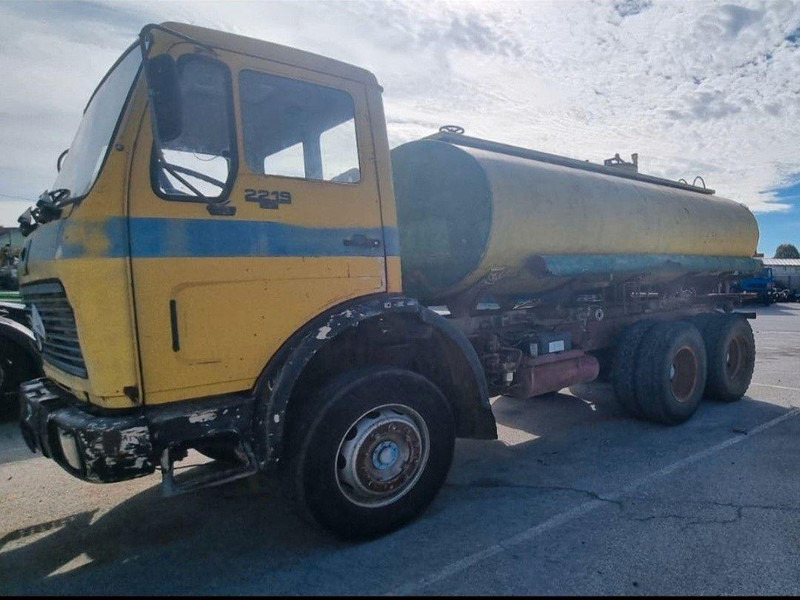 Mercedes-Benz 2219 6x4 Vízszállító Tartálykocsi - Kamion cisterna: slika 2 Mercedes-Benz 2219 6x4 Vízszállító Tartálykocsi - Kamion cisterna: slika 2