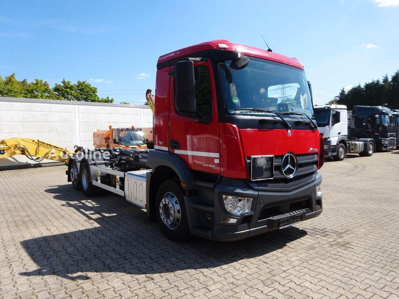 Mercedes-Benz Antos 2532 - Hook lift truck - Kamion sa hidrauličnom kukom: slika 2 Mercedes-Benz Antos 2532 - Hook lift truck - Kamion sa hidrauličnom kukom: slika 2