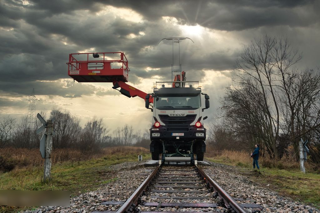 Iveco TRAKER 4x4 RAIL ROAD PALFINGER SCHIENEN TWO WAY - Vazdušna platforma montirana na kamion: slika 3 Iveco TRAKER 4x4 RAIL ROAD PALFINGER SCHIENEN TWO WAY - Vazdušna platforma montirana na kamion: slika 3