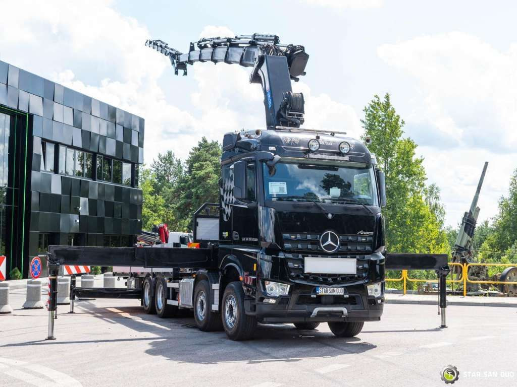 Mercedes-Benz AROCS 3251 8x4 HMF 8520 Fly Jib Winch - Kamion sa dizalicom: slika 2 Mercedes-Benz AROCS 3251 8x4 HMF 8520 Fly Jib Winch - Kamion sa dizalicom: slika 2