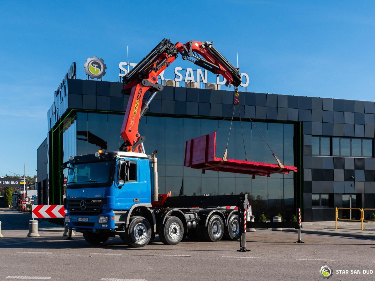 - Kamion sa dizalicom: slika 1 - Kamion sa dizalicom: slika 1