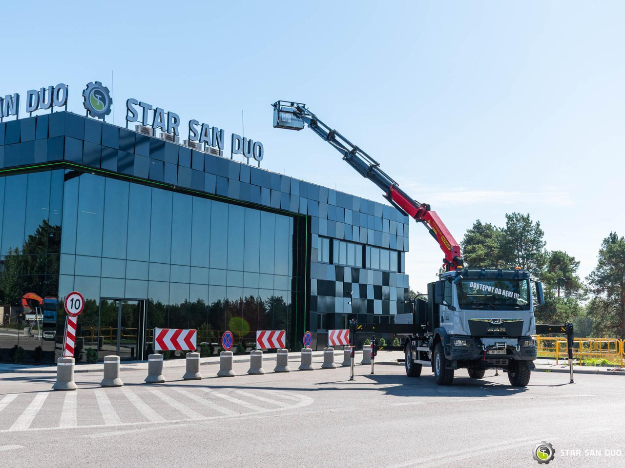 - Kamion sa dizalicom: slika 2 - Kamion sa dizalicom: slika 2