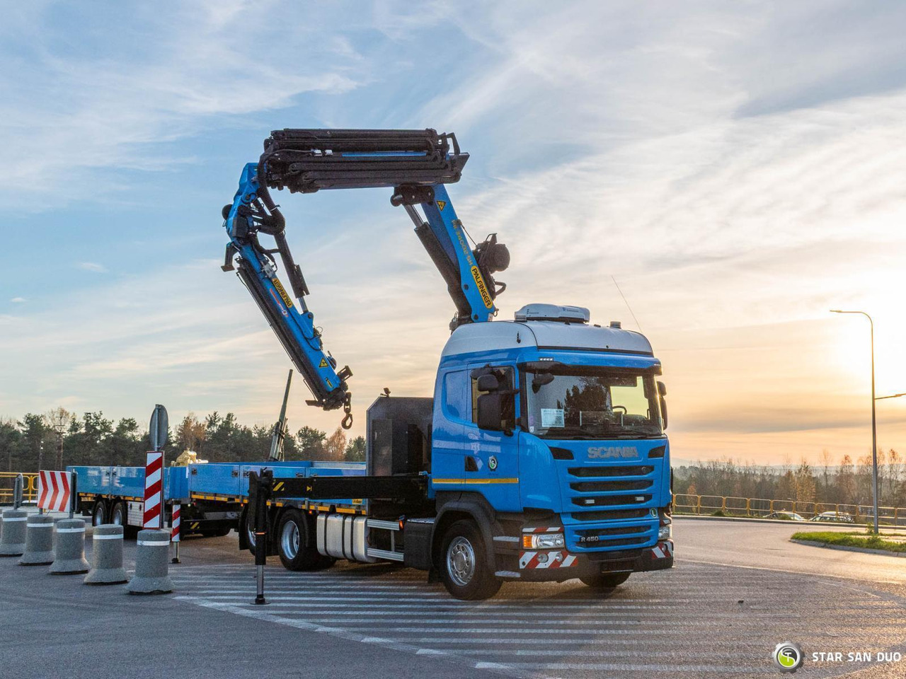 - Kamion sa dizalicom: slika 2 - Kamion sa dizalicom: slika 2