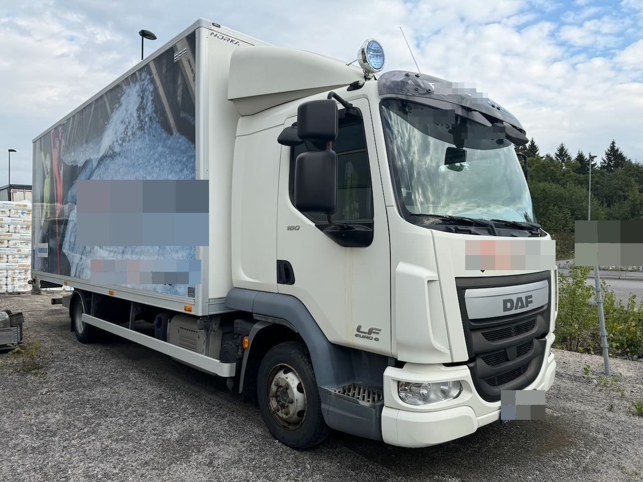 DAF LF 180 - Kamion sa zatvorenim sandukom: slika 1 DAF LF 180 - Kamion sa zatvorenim sandukom: slika 1