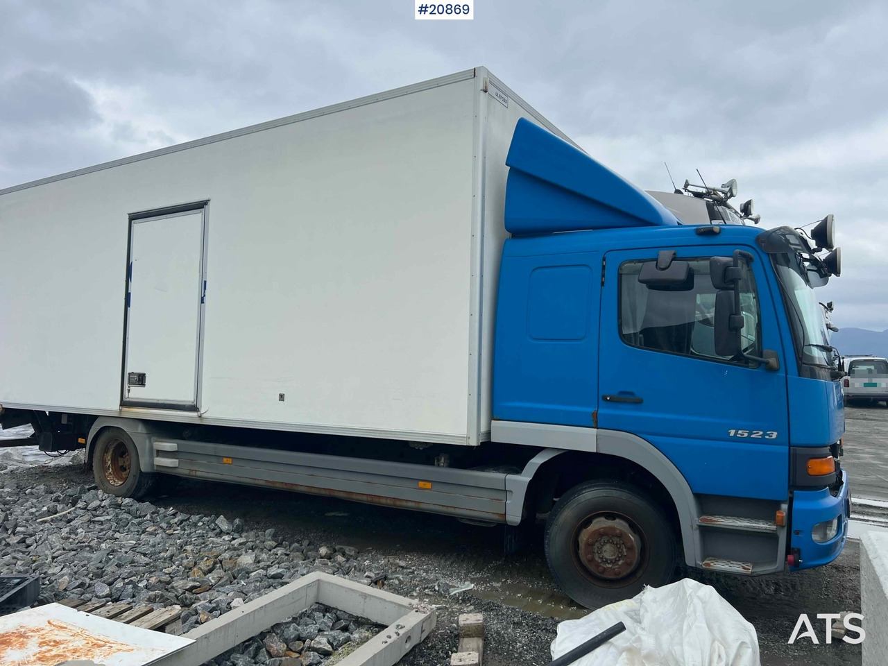 Mercedes 1523 4x2 skapbil m/ full sideåpning og lift Rep.objekt - Kamion sa zatvorenim sandukom: slika 5 Mercedes 1523 4x2 skapbil m/ full sideåpning og lift Rep.objekt - Kamion sa zatvorenim sandukom: slika 5