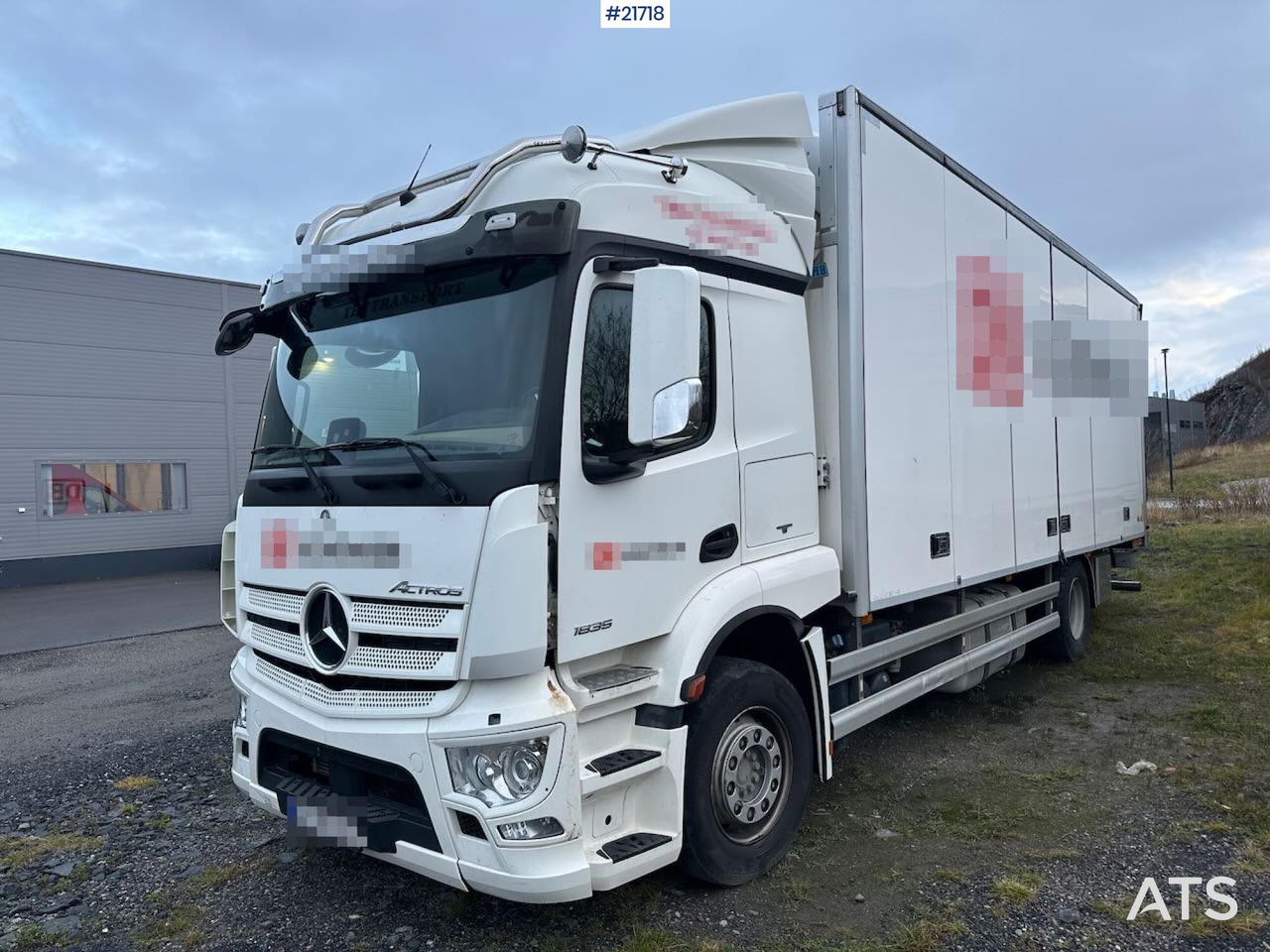 Mercedes Actros 1835 skapbil m/ Full sideåpning, aggregat, lift og 2 sett dekk - Kamion sa zatvorenim sandukom: slika 1 Mercedes Actros 1835 skapbil m/ Full sideåpning, aggregat, lift og 2 sett dekk - Kamion sa zatvorenim sandukom: slika 1