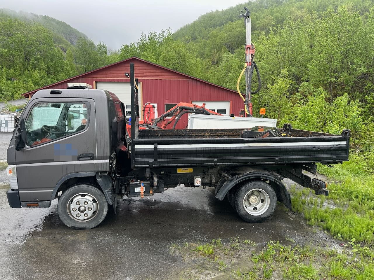 Mitsubishi Fuso - Kamion sa tovarnim sandukom: slika 2 Mitsubishi Fuso - Kamion sa tovarnim sandukom: slika 2
