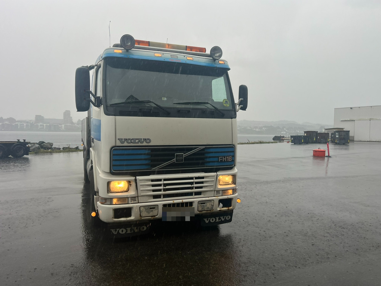 Volvo FH16 - Kamion sa tovarnim sandukom, Kamion sa dizalicom: slika 1 Volvo FH16 - Kamion sa tovarnim sandukom, Kamion sa dizalicom: slika 1