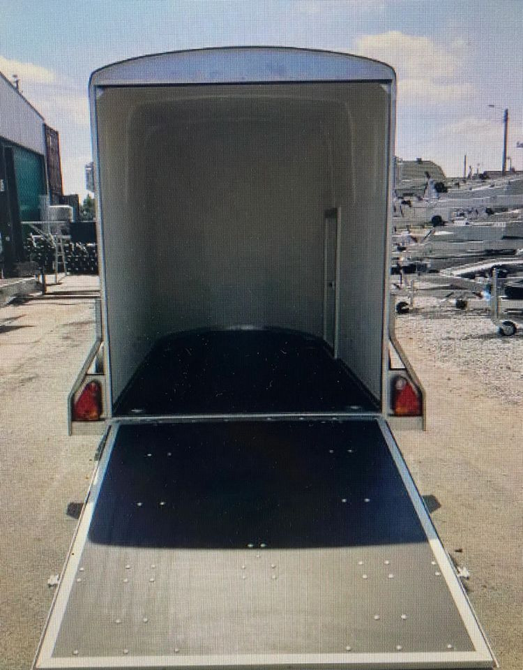 Niewiadów Furgon Niewiadów F1334 z trapem wjazdowym - Prikolica za automobil: slika 4 Niewiadów Furgon Niewiadów F1334 z trapem wjazdowym - Prikolica za automobil: slika 4