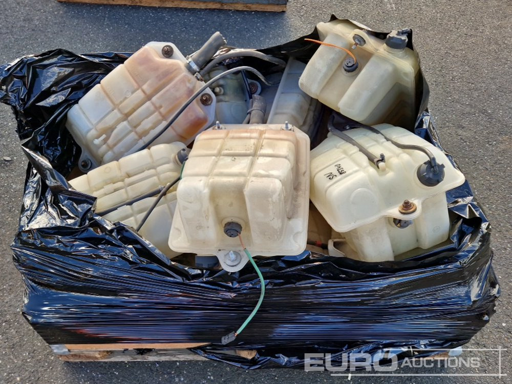 Window Washer Water Tanks to suit Iveco - Rezervni deo: slika 1 Window Washer Water Tanks to suit Iveco - Rezervni deo: slika 1