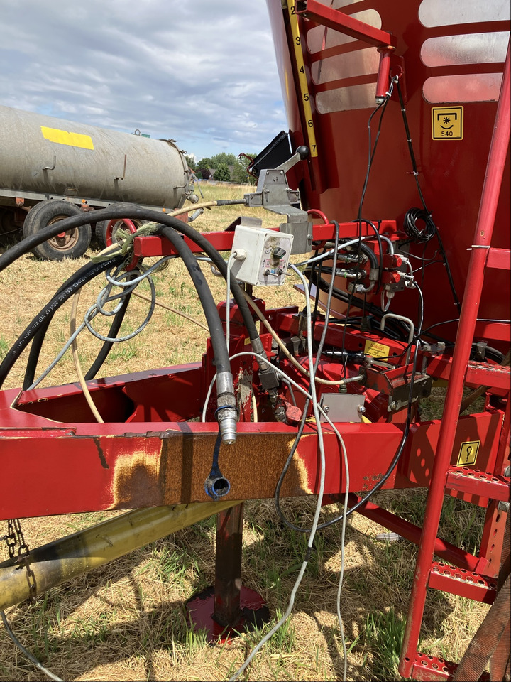 BVL Futtermischwagen V-Mix 18 2S - Prikolica za mešanje stočne hrane: slika 3 BVL Futtermischwagen V-Mix 18 2S - Prikolica za mešanje stočne hrane: slika 3