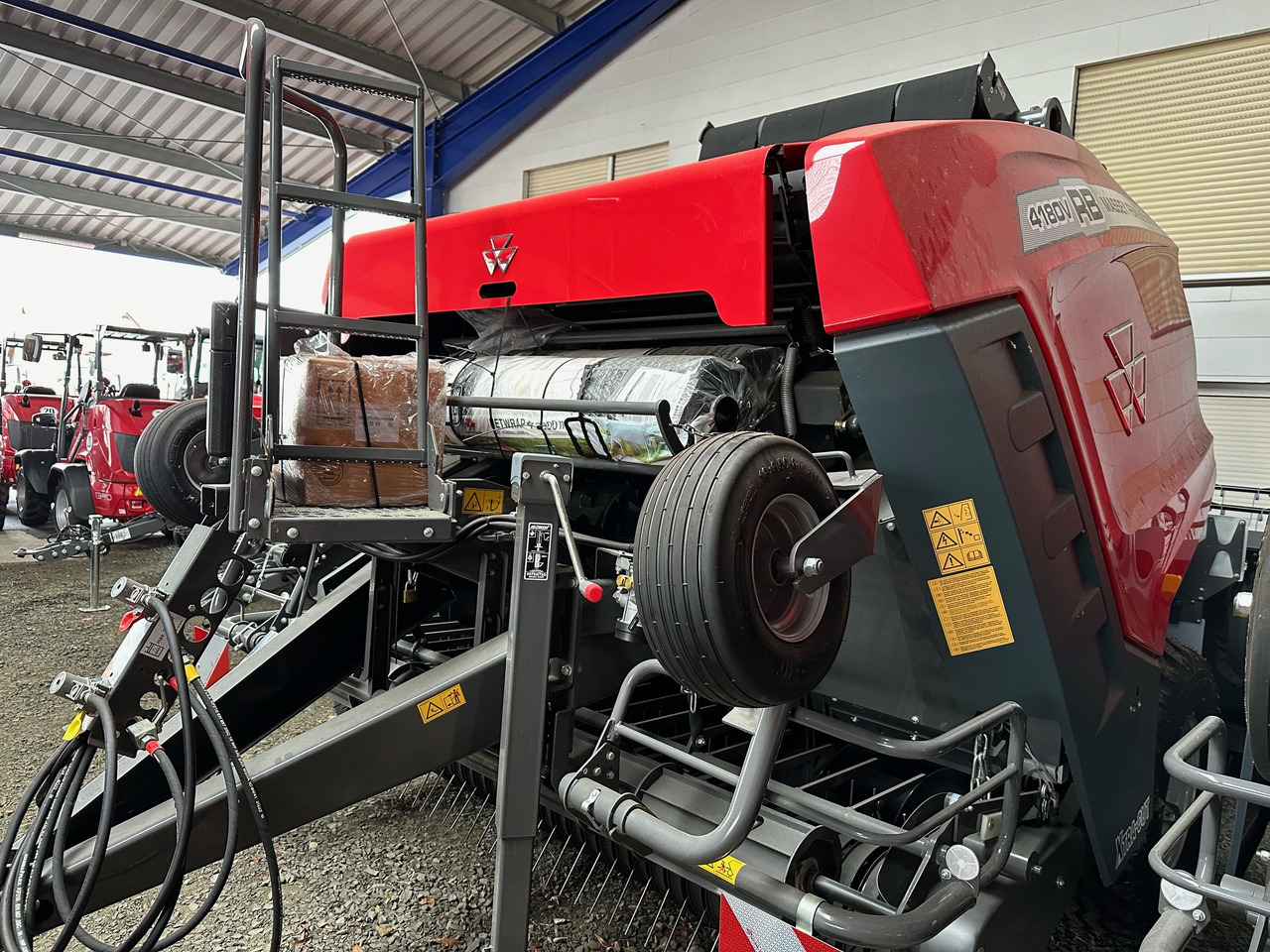 Massey Ferguson 4180 V Xtra 13 Messer - Oprema za prevrtanje i razlaganje: slika 1 Massey Ferguson 4180 V Xtra 13 Messer - Oprema za prevrtanje i razlaganje: slika 1