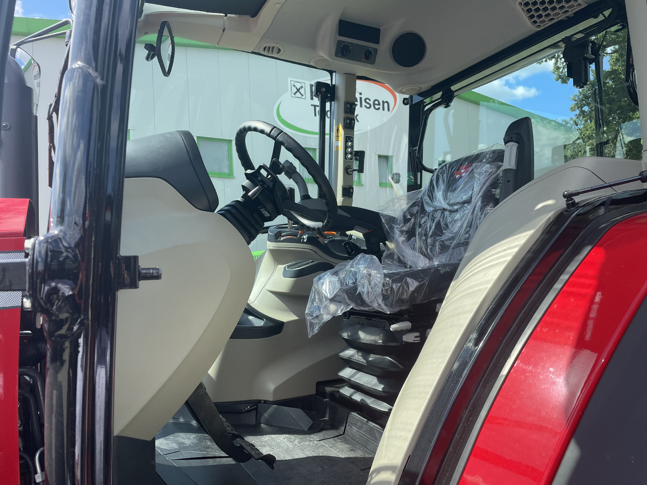 Massey Ferguson 5711M Dyna-4 4WD Cab - Traktor: slika 3 Massey Ferguson 5711M Dyna-4 4WD Cab - Traktor: slika 3