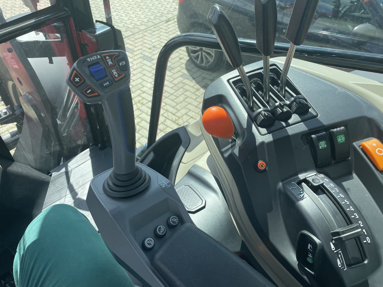Massey Ferguson 5711M Dyna-4 4WD Cab - Traktor: slika 4 Massey Ferguson 5711M Dyna-4 4WD Cab - Traktor: slika 4