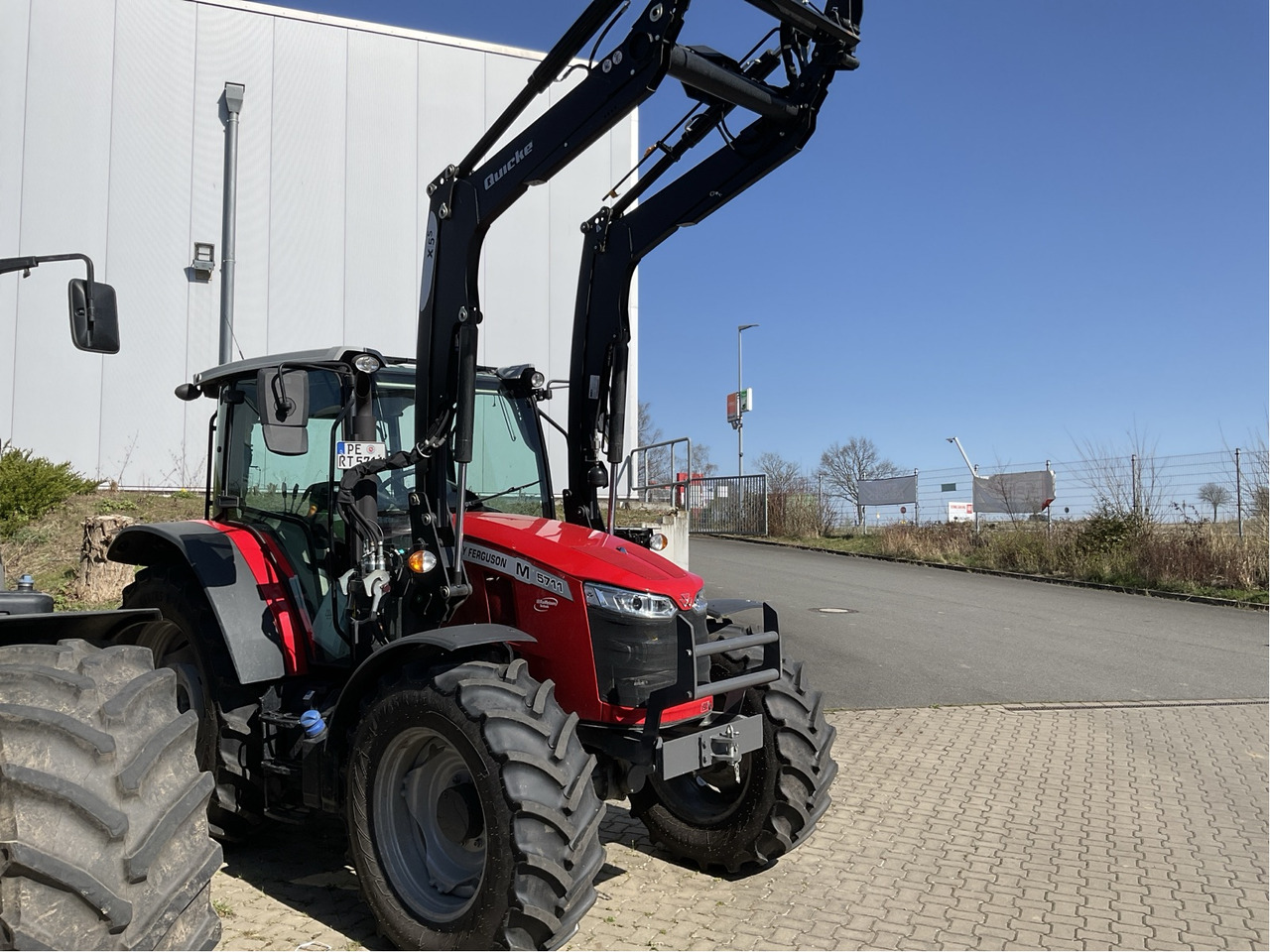 Massey Ferguson 5711M Dyna4 4WD Cab Esse - Traktor: slika 1 Massey Ferguson 5711M Dyna4 4WD Cab Esse - Traktor: slika 1