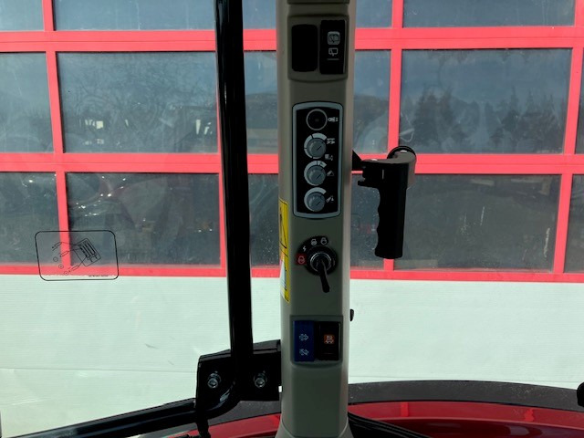 Massey Ferguson 5712 M 4WD Cab Essential - Traktor: slika 3 Massey Ferguson 5712 M 4WD Cab Essential - Traktor: slika 3