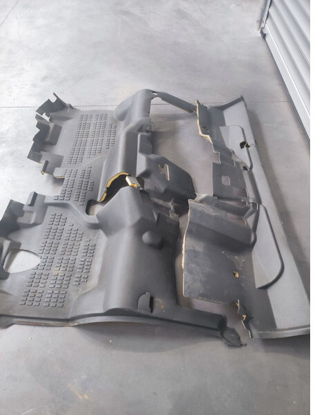 Nissan Floor Mat - Kabina i enterijer za Kamion: slika 1 Nissan Floor Mat - Kabina i enterijer za Kamion: slika 1