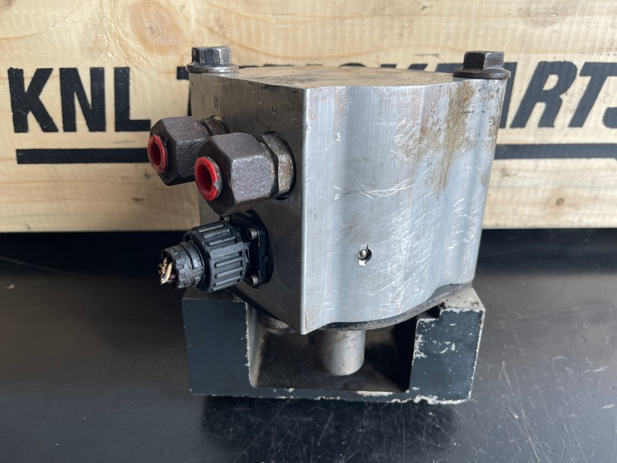 MERCEDES STEERING VALVE A9604600484 - Kočioni ventil za Kamion: slika 2 MERCEDES STEERING VALVE A9604600484 - Kočioni ventil za Kamion: slika 2