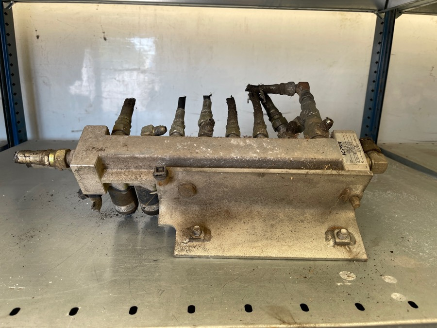 NEW HOLLAND VALVES KPM TYPE: 8KWE5A-30/G24WR-825A - Kočioni ventil za Kamion: slika 1 NEW HOLLAND VALVES KPM TYPE: 8KWE5A-30/G24WR-825A - Kočioni ventil za Kamion: slika 1