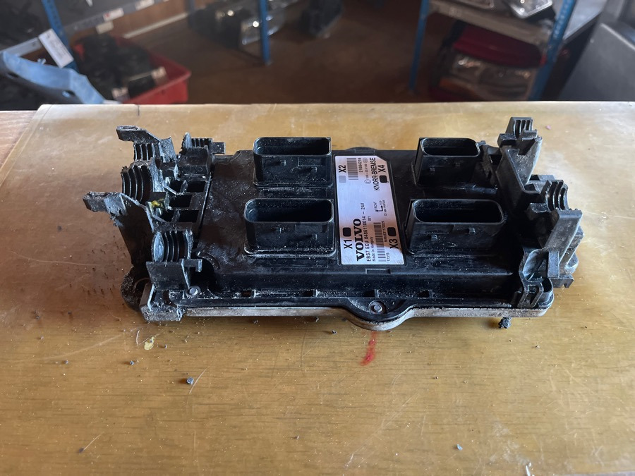 VOLVO ECU EBS 21664216 - Električni sistem za Kamion: slika 2 VOLVO ECU EBS 21664216 - Električni sistem za Kamion: slika 2