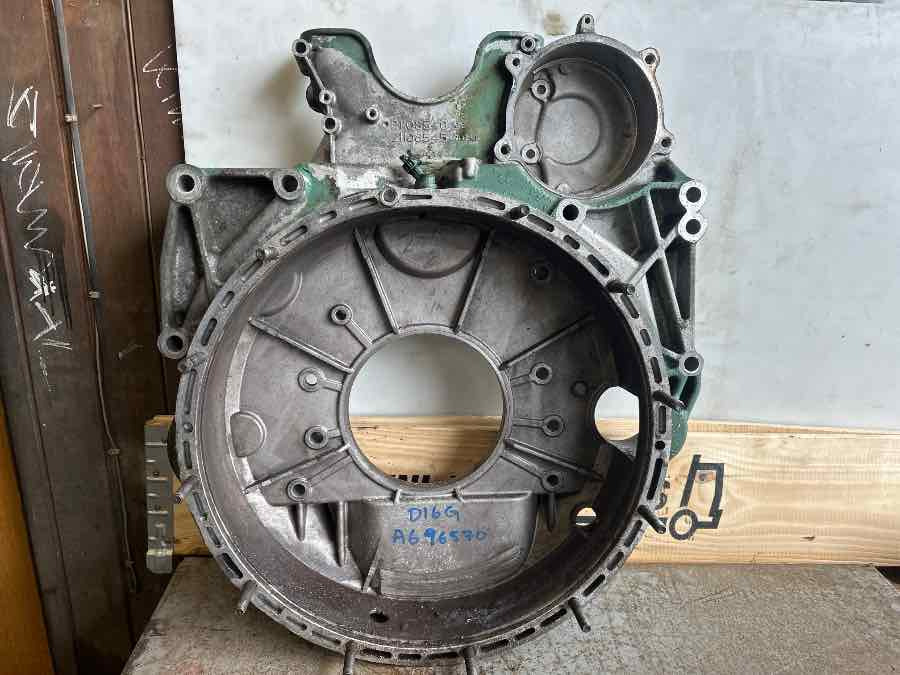 VOLVO FLY WHEEL HOUSE 21108540 - Motor i delovi za Kamion: slika 3 VOLVO FLY WHEEL HOUSE 21108540 - Motor i delovi za Kamion: slika 3