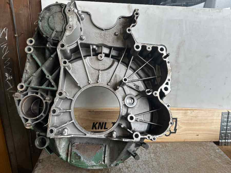 VOLVO FLY WHEEL HOUSE 21108540 - Motor i delovi za Kamion: slika 1 VOLVO FLY WHEEL HOUSE 21108540 - Motor i delovi za Kamion: slika 1