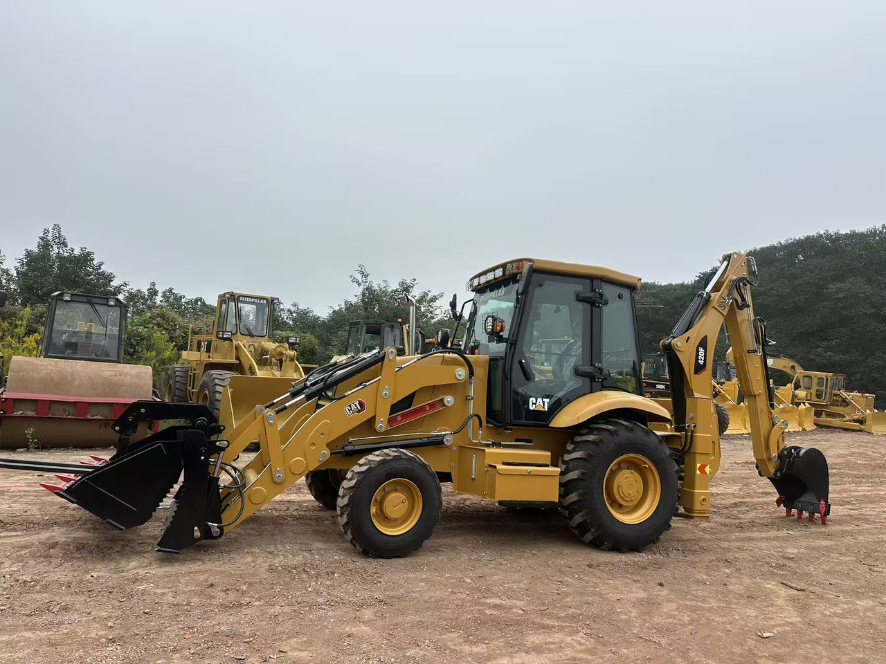 CATERPILLAR 420F2 - Bager utovarivač: slika 1 CATERPILLAR 420F2 - Bager utovarivač: slika 1