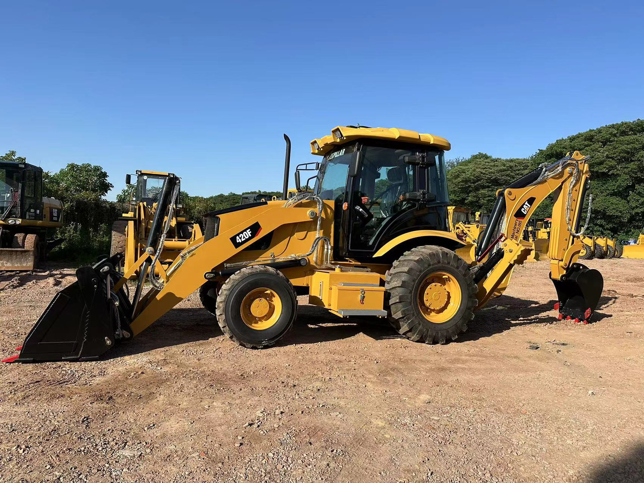 CATERPILLAR 420F2 - Bager utovarivač: slika 4 CATERPILLAR 420F2 - Bager utovarivač: slika 4