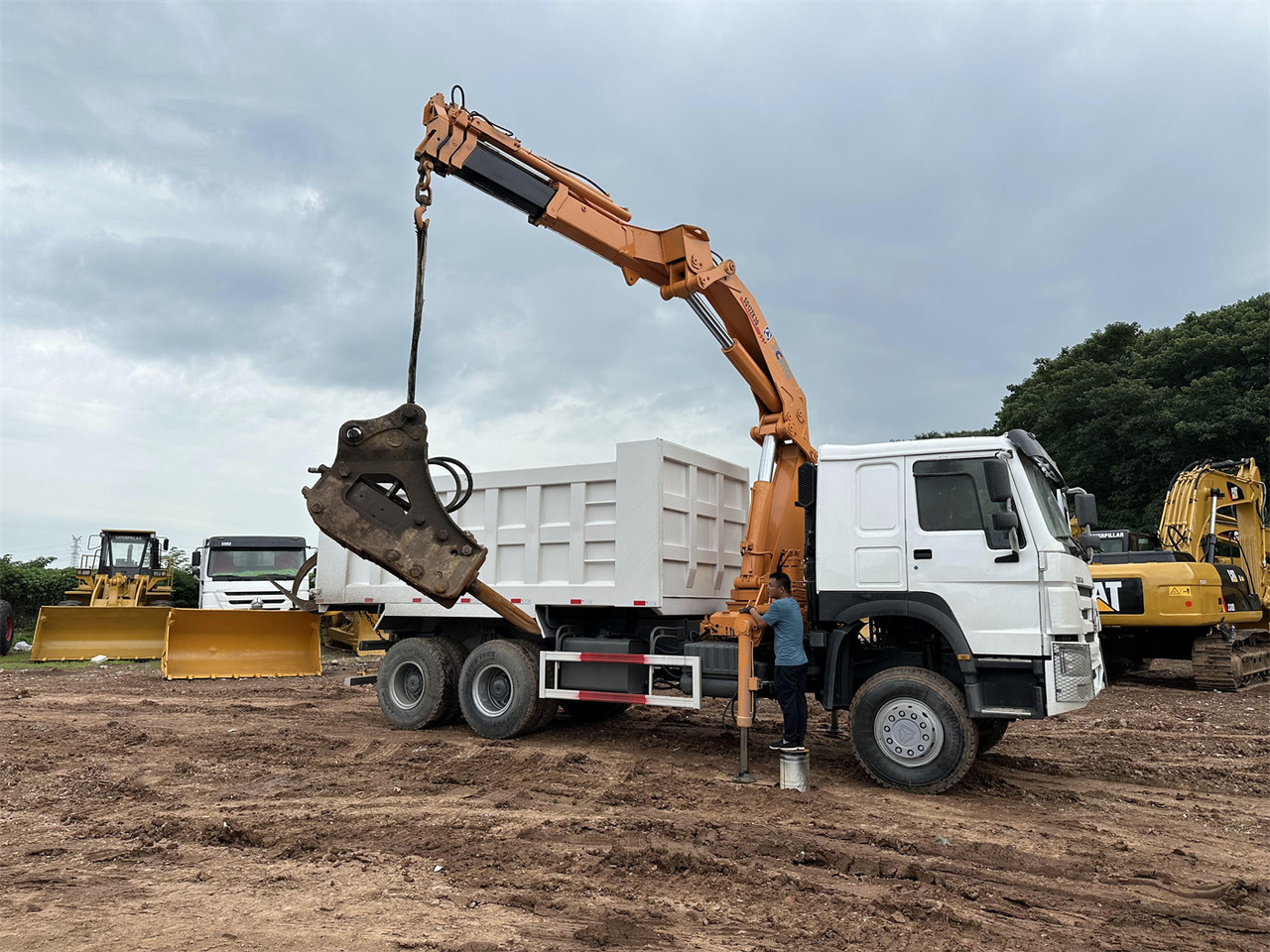 HOWO 371 Mounted Crane Dump truck - Kamion sa dizalicom: slika 1 HOWO 371 Mounted Crane Dump truck - Kamion sa dizalicom: slika 1