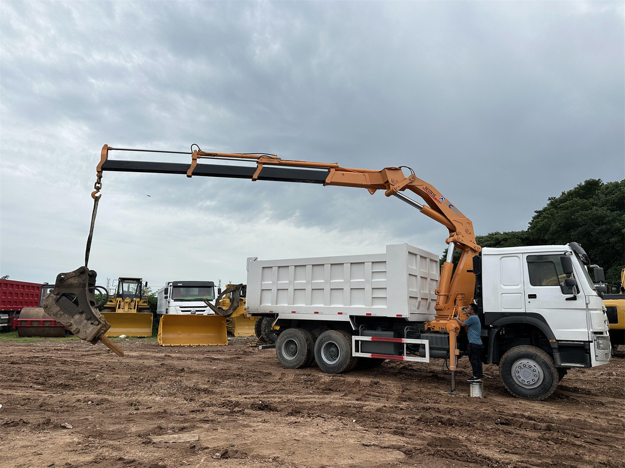 HOWO 371 Mounted Crane Dump truck - Kamion sa dizalicom: slika 3 HOWO 371 Mounted Crane Dump truck - Kamion sa dizalicom: slika 3