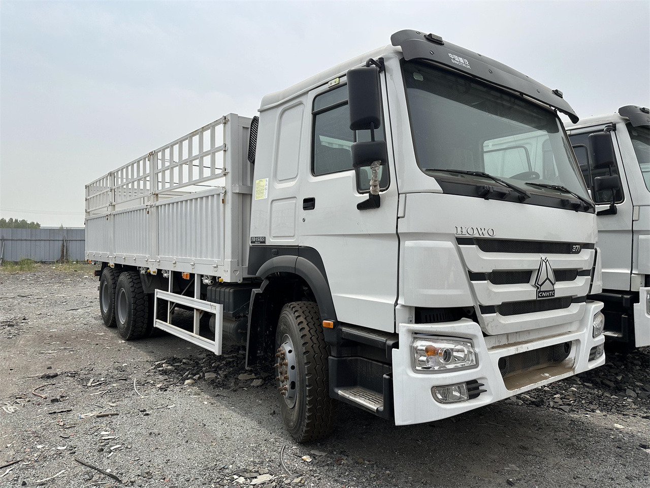SINOTRUK HOWO 371 Cargo truck - Kamion za prevoz stoke: slika 2 SINOTRUK HOWO 371 Cargo truck - Kamion za prevoz stoke: slika 2