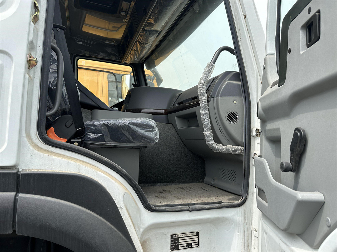 SINOTRUK HOWO 371 Cargo truck SINOTRUK HOWO 371 Cargo truck: slika 9