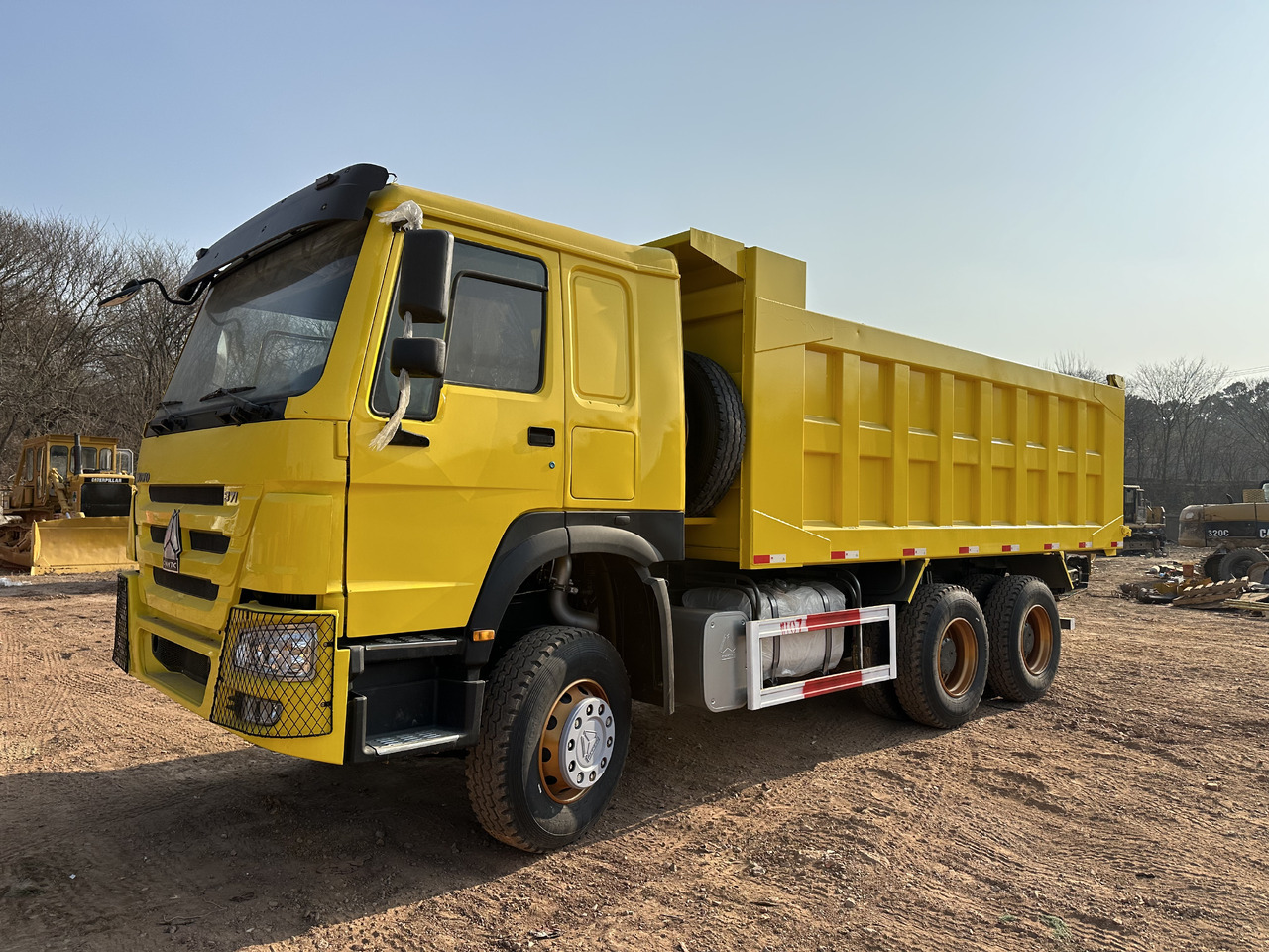 SINOTRUK HOWO 371 - Istovarivač: slika 2 SINOTRUK HOWO 371 - Istovarivač: slika 2