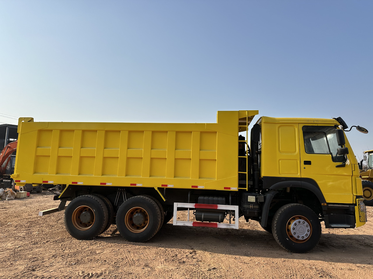 SINOTRUK HOWO 371 - Istovarivač: slika 4 SINOTRUK HOWO 371 - Istovarivač: slika 4