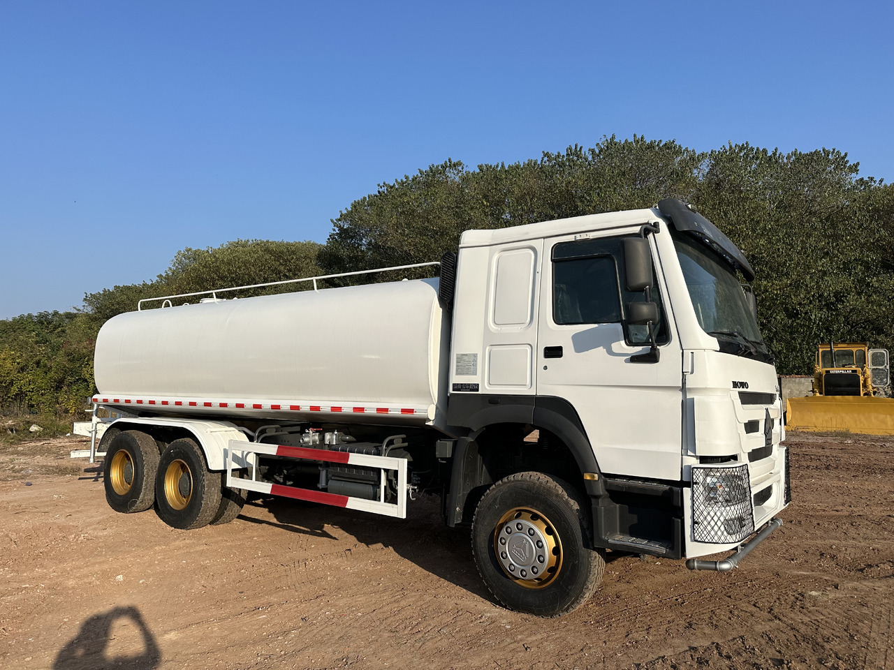 SINOTRUK HOWO 371 Water Tanker Truck - Kamion cisterna: slika 1 SINOTRUK HOWO 371 Water Tanker Truck - Kamion cisterna: slika 1