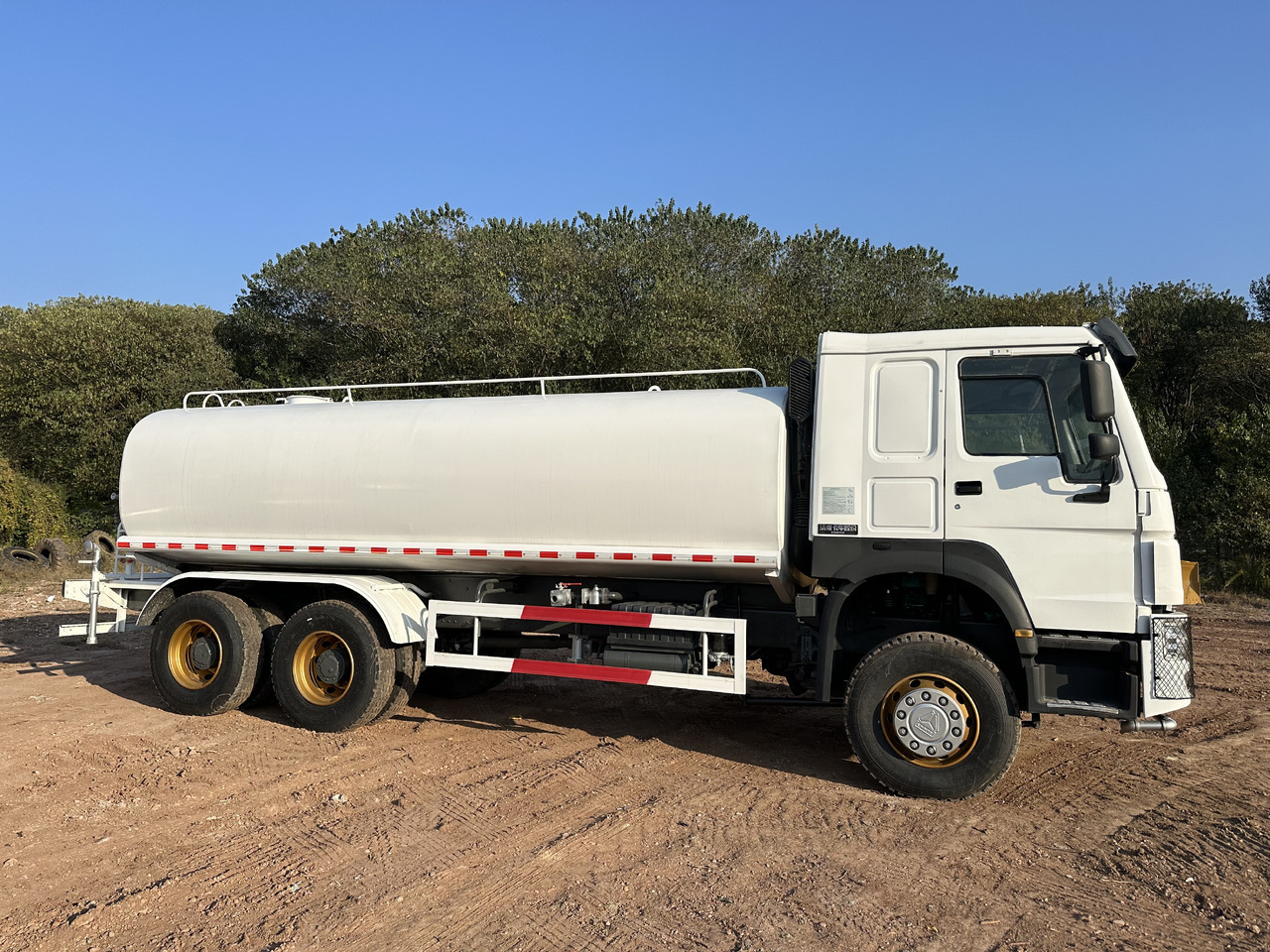 SINOTRUK HOWO 371 Water Tanker Truck - Kamion cisterna: slika 3 SINOTRUK HOWO 371 Water Tanker Truck - Kamion cisterna: slika 3