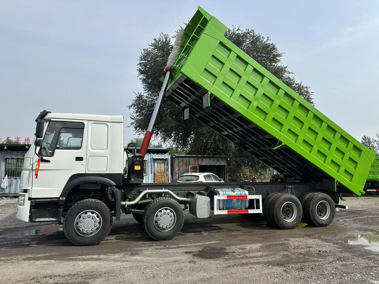 SINOTRUK HOWO 420HP 8X4 Tipper Truck - Istovarivač: slika 1 SINOTRUK HOWO 420HP 8X4 Tipper Truck - Istovarivač: slika 1