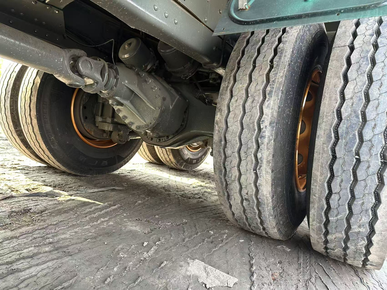 SINOTRUK HOWO 420hp 8x4 fence truck - Kamion sa tovarnim sandukom: slika 4 SINOTRUK HOWO 420hp 8x4 fence truck - Kamion sa tovarnim sandukom: slika 4