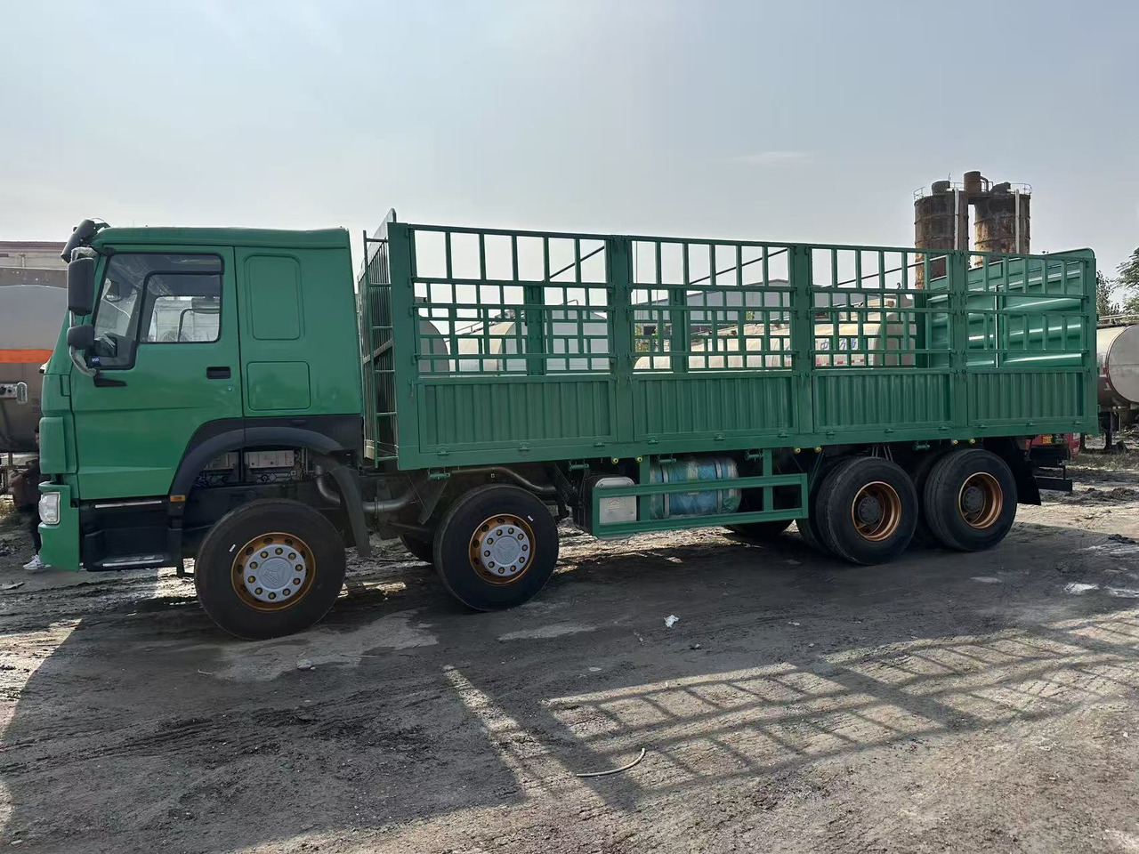 SINOTRUK HOWO 420hp 8x4 fence truck - Kamion sa tovarnim sandukom: slika 2 SINOTRUK HOWO 420hp 8x4 fence truck - Kamion sa tovarnim sandukom: slika 2