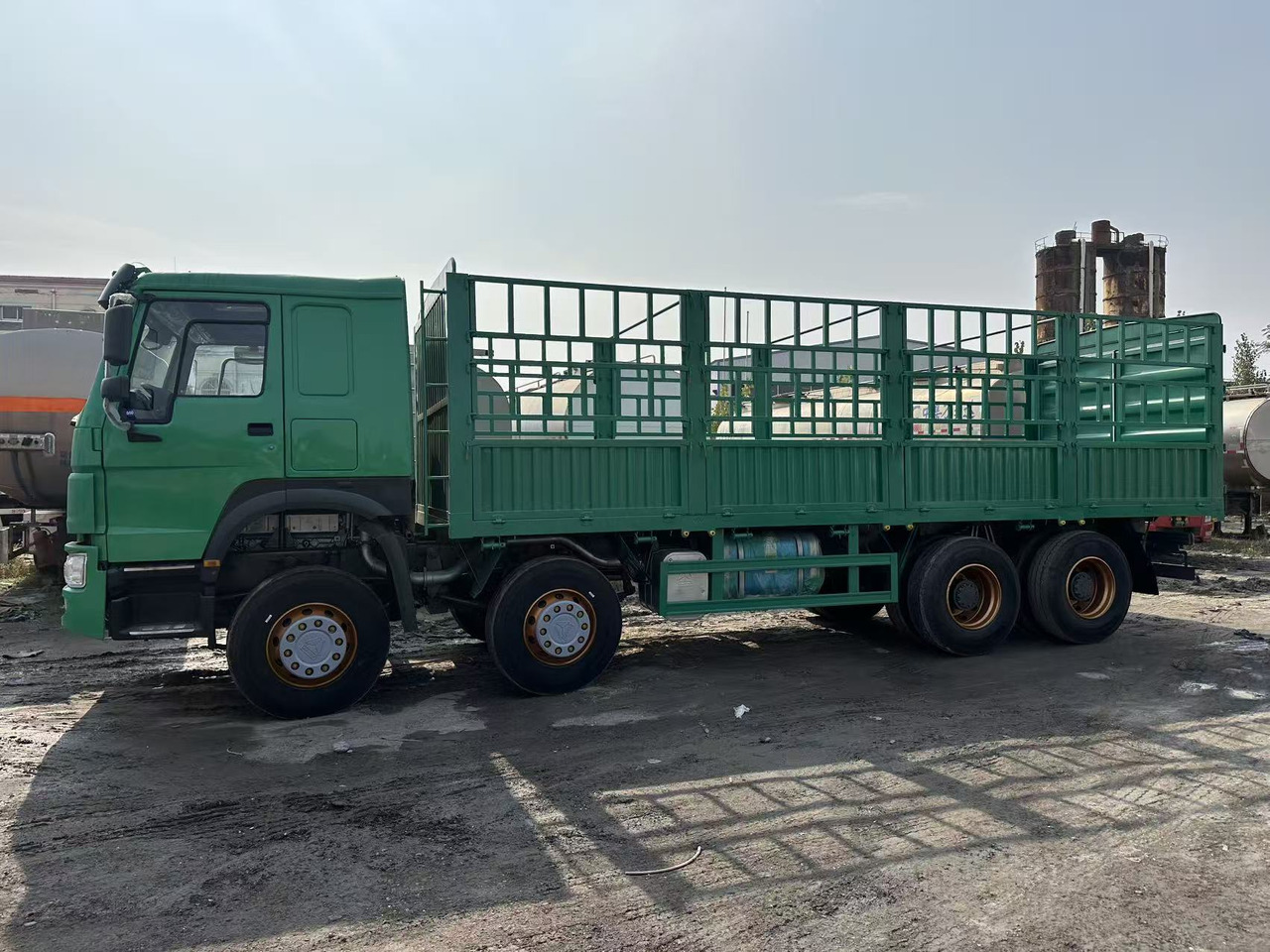 SINOTRUK HOWO 420hp 8x4 fence truck - Kamion sa tovarnim sandukom: slika 3 SINOTRUK HOWO 420hp 8x4 fence truck - Kamion sa tovarnim sandukom: slika 3