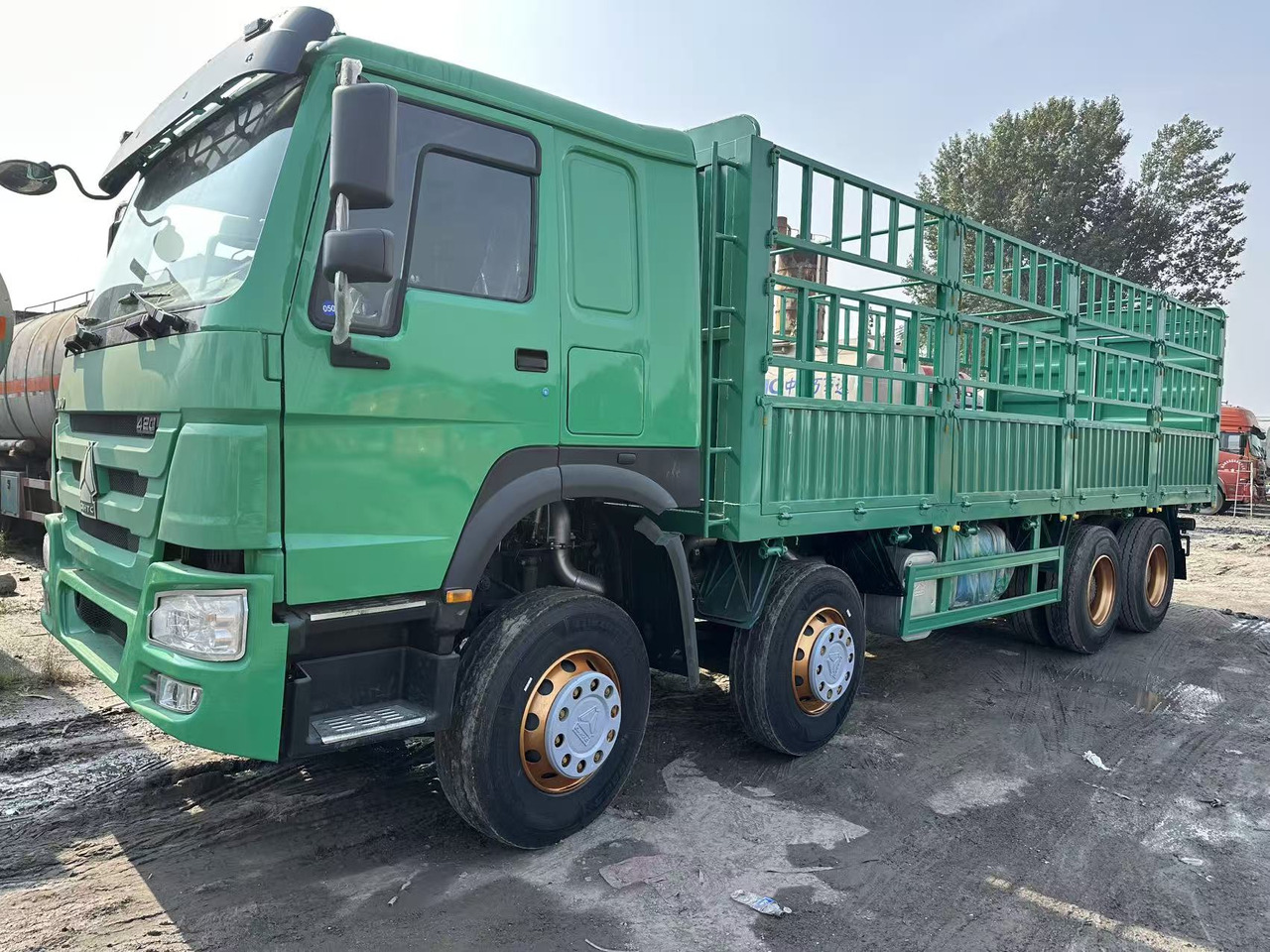 SINOTRUK HOWO 420hp 8x4 fence truck - Kamion sa tovarnim sandukom: slika 1 SINOTRUK HOWO 420hp 8x4 fence truck - Kamion sa tovarnim sandukom: slika 1