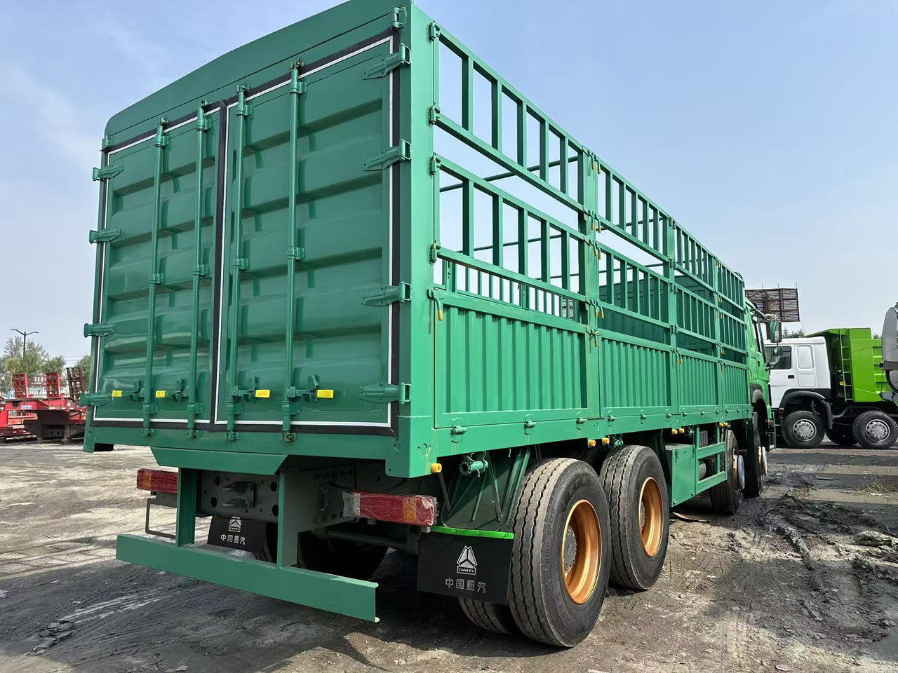 SINOTRUK HOWO 420hp 8x4 fence truck - Kamion sa tovarnim sandukom: slika 2 SINOTRUK HOWO 420hp 8x4 fence truck - Kamion sa tovarnim sandukom: slika 2