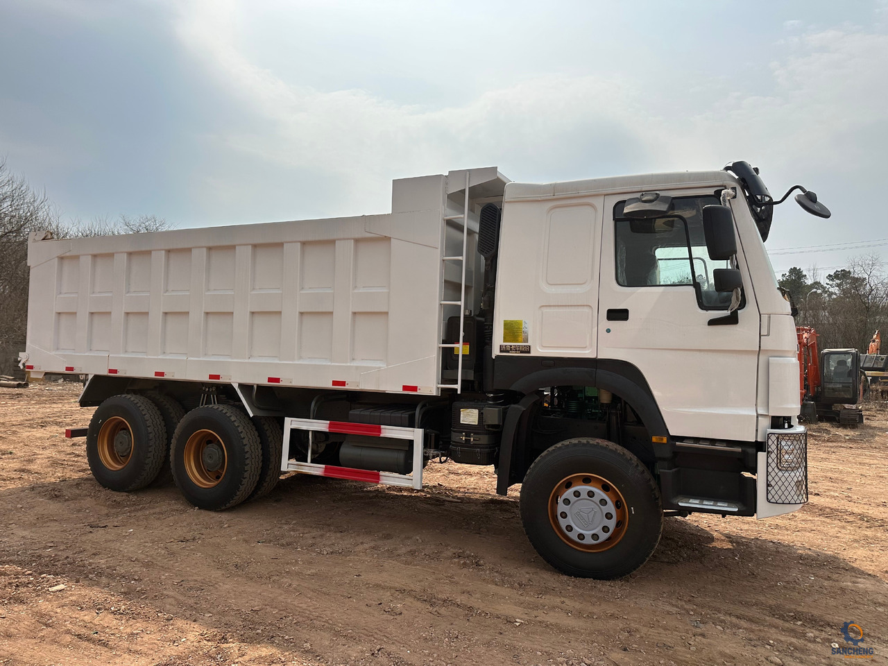 SINOTRUK HOWO Dump truck 371 6x4 - Istovarivač: slika 2 SINOTRUK HOWO Dump truck 371 6x4 - Istovarivač: slika 2
