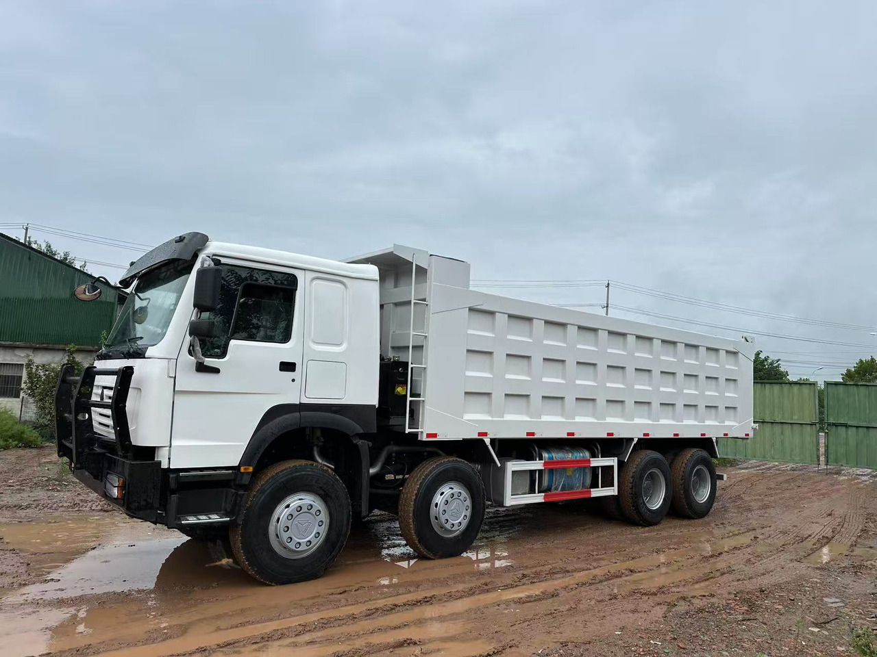 Sinotruk HOWO 371hp 8x4 tipper truck - Istovarivač: slika 4 Sinotruk HOWO 371hp 8x4 tipper truck - Istovarivač: slika 4