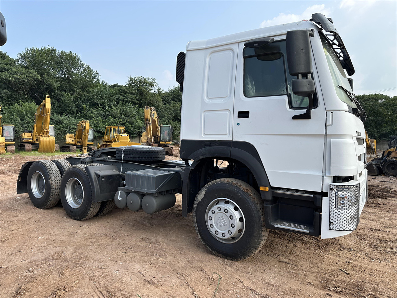 SINOTRUK HOWO 371 Tractor 6X4 - Tegljač: slika 1 SINOTRUK HOWO 371 Tractor 6X4 - Tegljač: slika 1