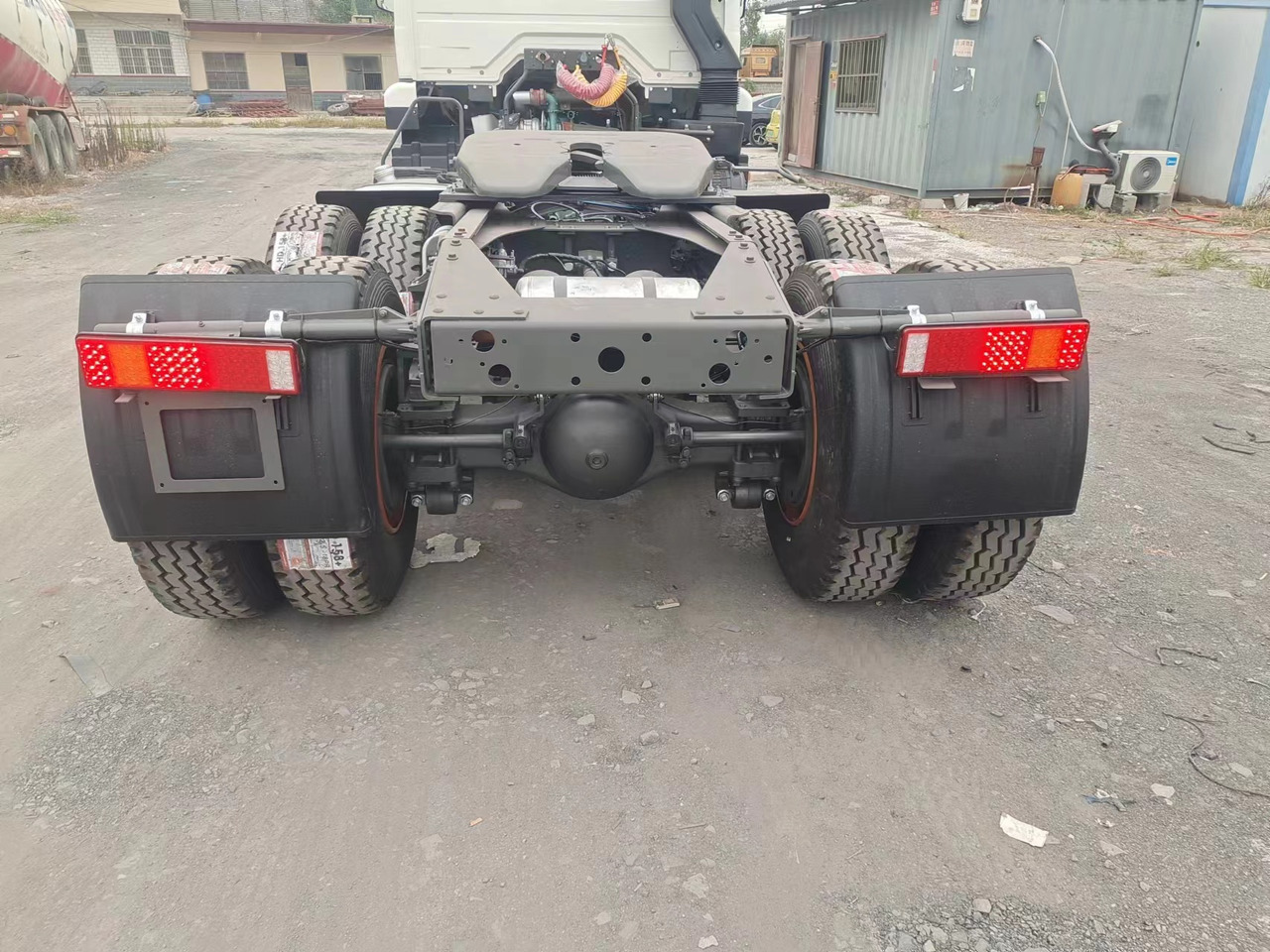 SINOTRUK HOWO 371hp 6X4 Tractor unit - Tegljač: slika 5 SINOTRUK HOWO 371hp 6X4 Tractor unit - Tegljač: slika 5